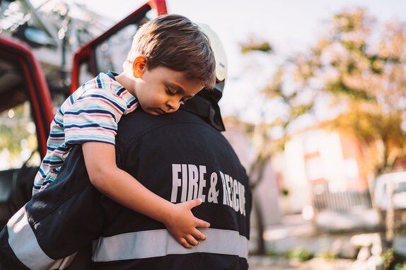 Feuerwehrmann  rettet Kind und ist Alltagsheld | © GH